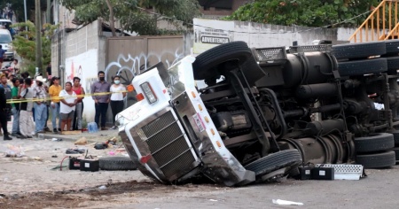 Camion si ribalta e poi si schianta, almeno 53 vittime e 100 feriti
