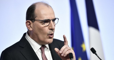 Omicron, la Francia corre ai ripari: booster anticipato e "2G" in arrivo