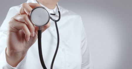 Il medico che esercitava anche se non era un dottore