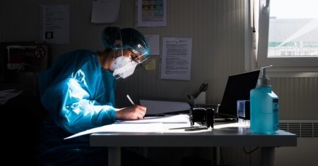 Altri 480 casi, tre decessi e 13 quarantene scolastiche in 72 ore