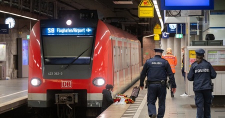 Sul treno senza mascherina, ma con il coltello