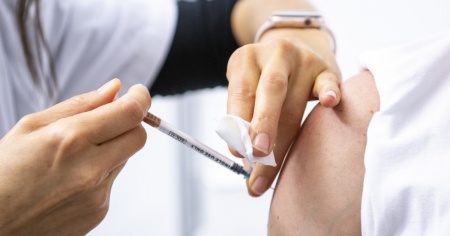 Ecco perché anche i giovani dovrebbero vaccinarsi