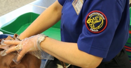 Presi coi “souvenir” rubati in aeroporto
