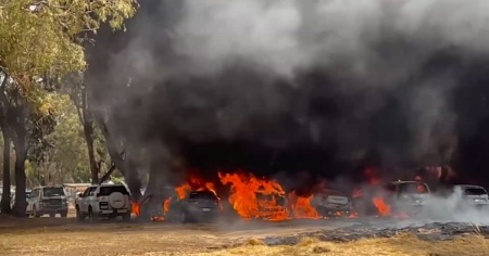 Un imponente incendio ha divorato 20 auto in Australia