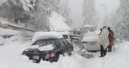Neve in Pakistan. Mille auto restano bloccate e 21 persone muoiono congelate