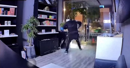 La porta a vetri si frantuma in mille pezzi. Per il malintenzionato c'è poco da fare