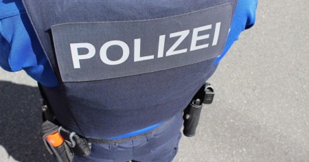 In polizia per un interrogatorio, si presenta sotto l'effetto di droga
