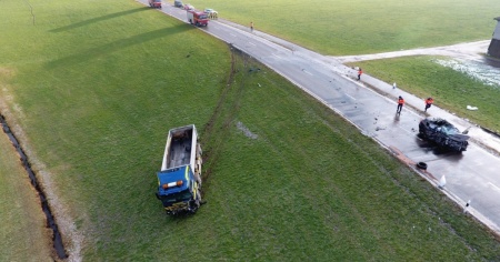 Slitta sul ghiaccio e impatta con un tir, tragica morte per una giovane