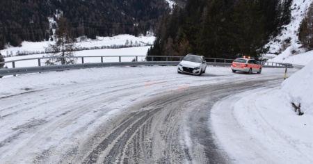 Causa un frontale e lascia un biglietto da visita