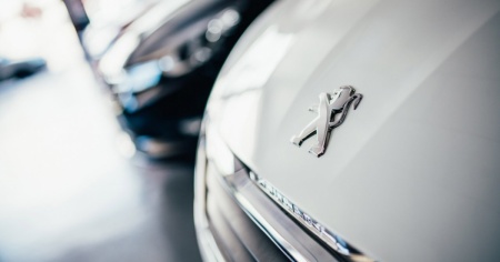 Peugeot, nel 2023 arriva la e-308