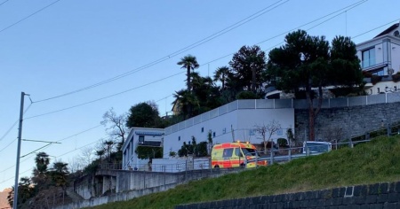 Cade da un muro e finisce all'ospedale