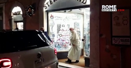 Papa Francesco a caccia di dischi nel centro di Roma