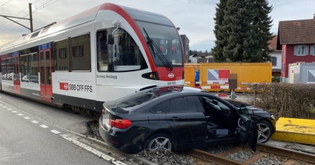 Non rispetta il rosso, si scontra con il treno