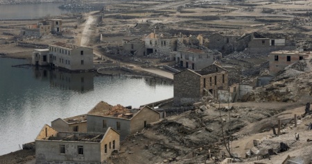 Manca l'acqua, il villaggio emerge dal lago