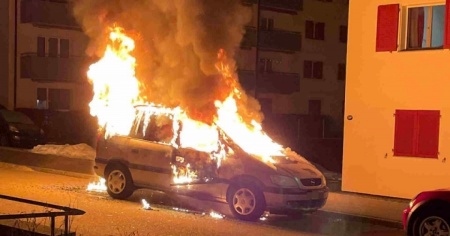 Le fiamme consumano un'auto, nella notte