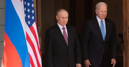 Macron propone un summit fra Biden e Putin ma il Cremlino lo gela