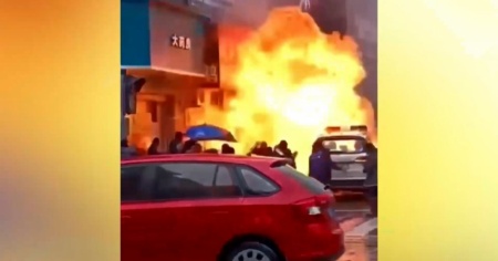 Una palla di fuoco investe i passanti fuori da una take-away