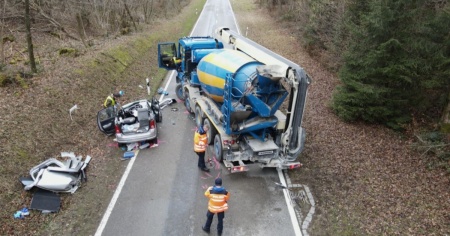 Si schianta frontalmente con un camion. È grave