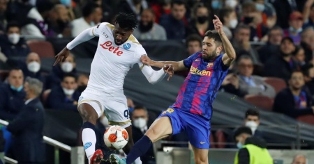 Torres risponde a Zielinski: il Napoli strappa un pari a Barcellona