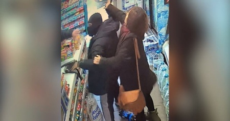 Tenta la rapina, ma una cliente si mette di mezzo