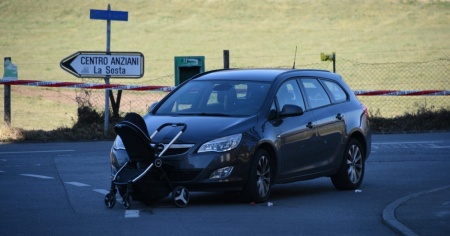 Attraversa la strada con il passeggino e viene investito, ferite serie per un 45enne