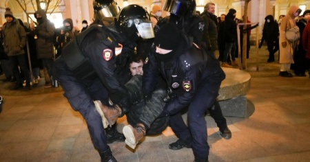 Quasi 2700 persone sono state arrestate in Russia mentre protestavano contro la guerra