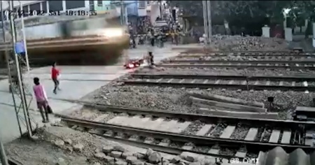 Supera il passaggio a livello, poi cambia idea e si salva per miracolo