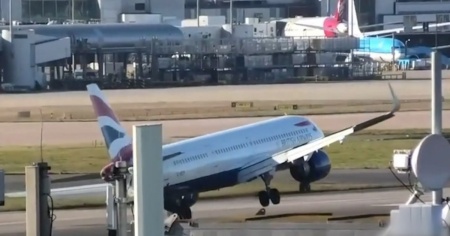 "Colpo di coda" per un aereo in balia dei venti a 140 km/h