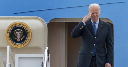 Biden vola in Europa: «Le armi chimiche russe sono una minaccia reale»