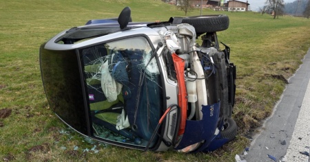 Non fa in tempo a frenare e l'auto si ribalta