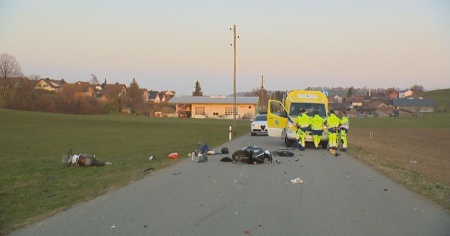 Scontro in moto tra adolescenti, due feriti gravi