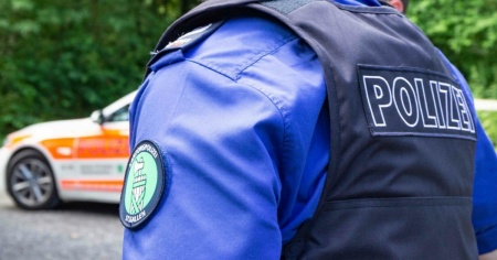 Un uomo ferito attacca due agenti