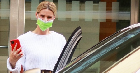 Bacio con mascherina e passeggiata: l’intesa Hunziker-Angiolini
