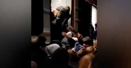 In fuga da Kiev, si lotta per riuscire a salire sui treni