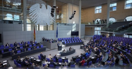 Contagi da record, ma la Germania rimuove quasi tutte le misure anti Covid