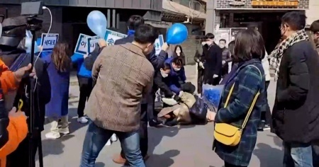 Aggredito a martellate sulla testa il leader dei Democratici della Corea del Sud