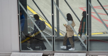 Con 1 kg di cocaina nell'intestino, in manette in aeroporto un trafficante colombiano