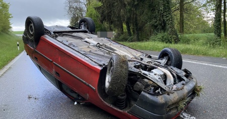 Auto si ribalta e finisce sul tetto: incidente domenica a Tegerfelden