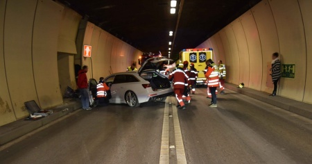 Incidente nella galleria di San Bernardino: ad avere la peggio è stata la passeggera