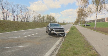 Con l'auto “vola” fuori dall'autostrada