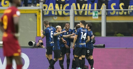 Roma battuta 3-1, l'Inter balza in testa al campionato