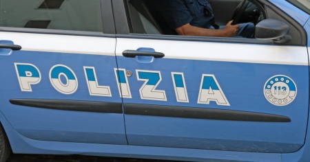 Sparava a foto porno che appiccicava sulle auto: denunciato