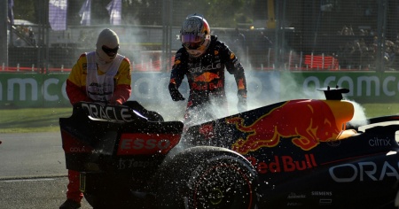 Verstappen: «È frustrante e inaccettabile. Mondiale? Non finiamo nemmeno le gare...»