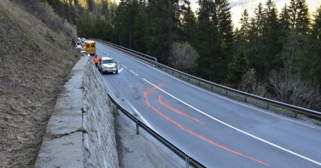 Collisione fra un rimorchio e un'auto
