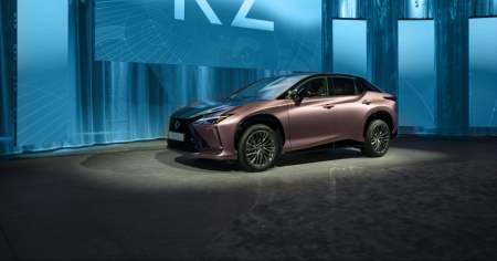 Lexus RZ 450e, intelligenza hi-tech per sprint e sicurezza