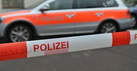 Cade dal trattore e finisce sotto le ruote