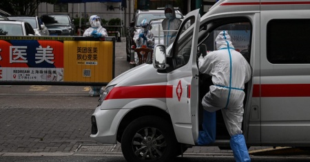 Nel sacco da morto, un signore vivo