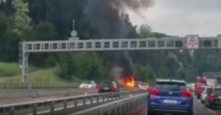Un'automobile in fiamme sulla A1