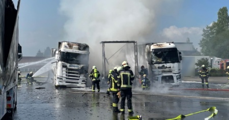 Cinque camion in fiamme in un parcheggio