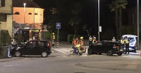 Scontro in una rotonda, un ferito